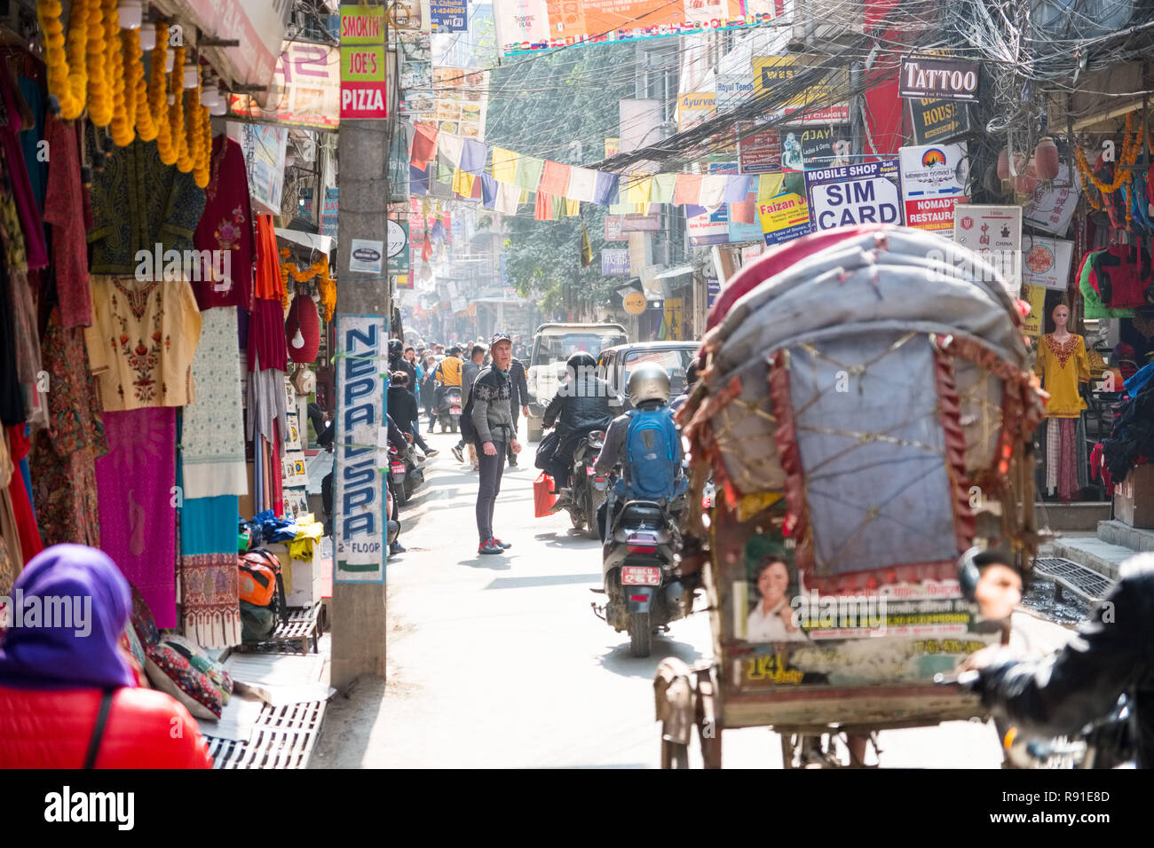 Vielbefahrene Straße in der Gegend von Thamel Kathmandu, Nepal, wo die meisten Touristen bleiben Stockfoto