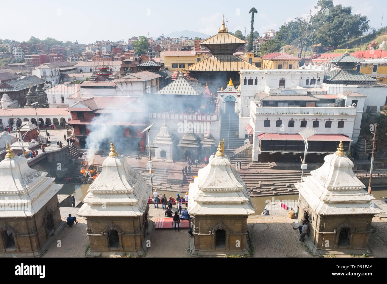 Die einäscherung ghats am Bagmati Fluss in Pashupatinath, wichtigsten hinduistischen Tempel in Nepal, Kathmandu. Stockfoto