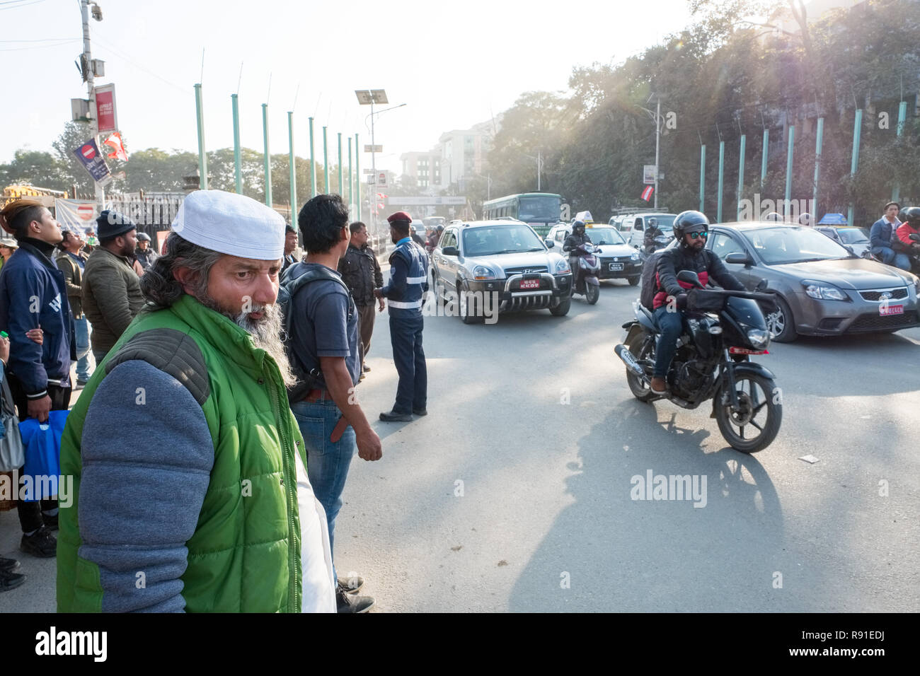 Verkehrsstaus und Fußgänger auf den Straßen von Kathmandu, Nepal Hauptstadt Stockfoto