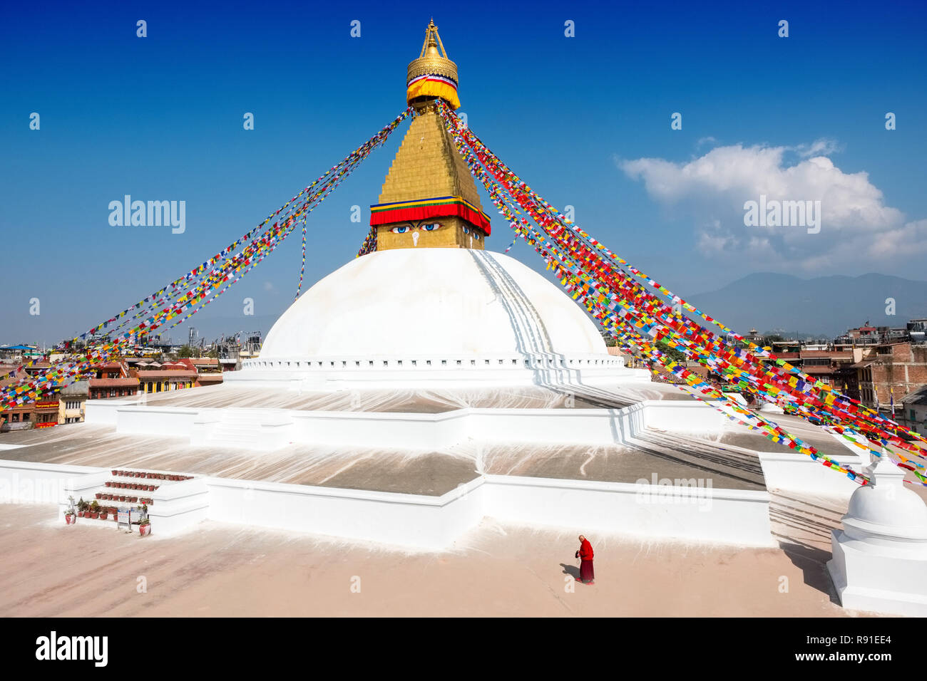 Buddhistischer Mönch in Bodhnath (Boudha), Asiens größte buddhistische Stupa, Kathmandu, Nepal Stockfoto