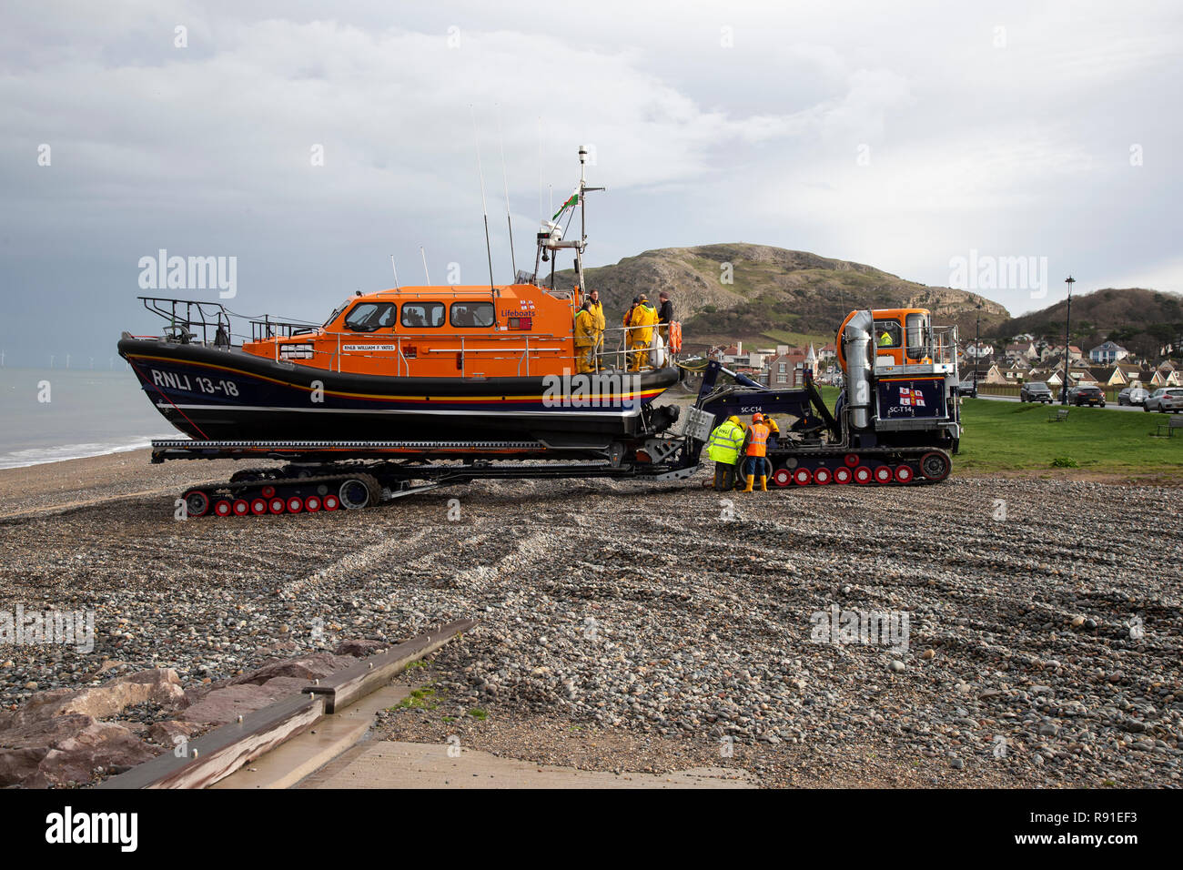 RNLI Shannon Klasse Rettungsboot William F Yates ist vom Meer an der North Shore von Llandudno folgenden Meer Übungen abgerufen Stockfoto