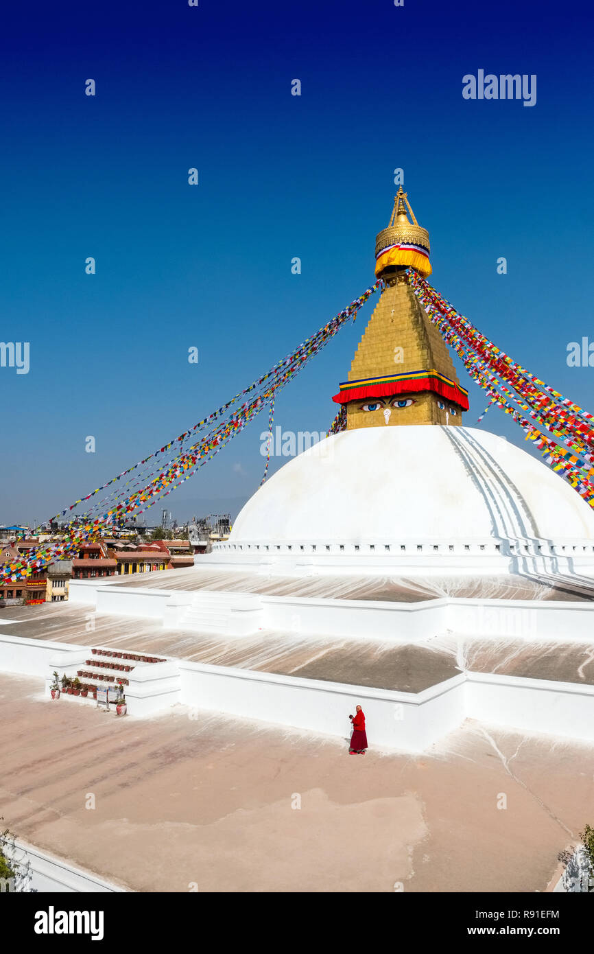 Buddhistischer Mönch in Bodhnath (Boudha), Asiens größte buddhistische Stupa, Kathmandu, Nepal Stockfoto