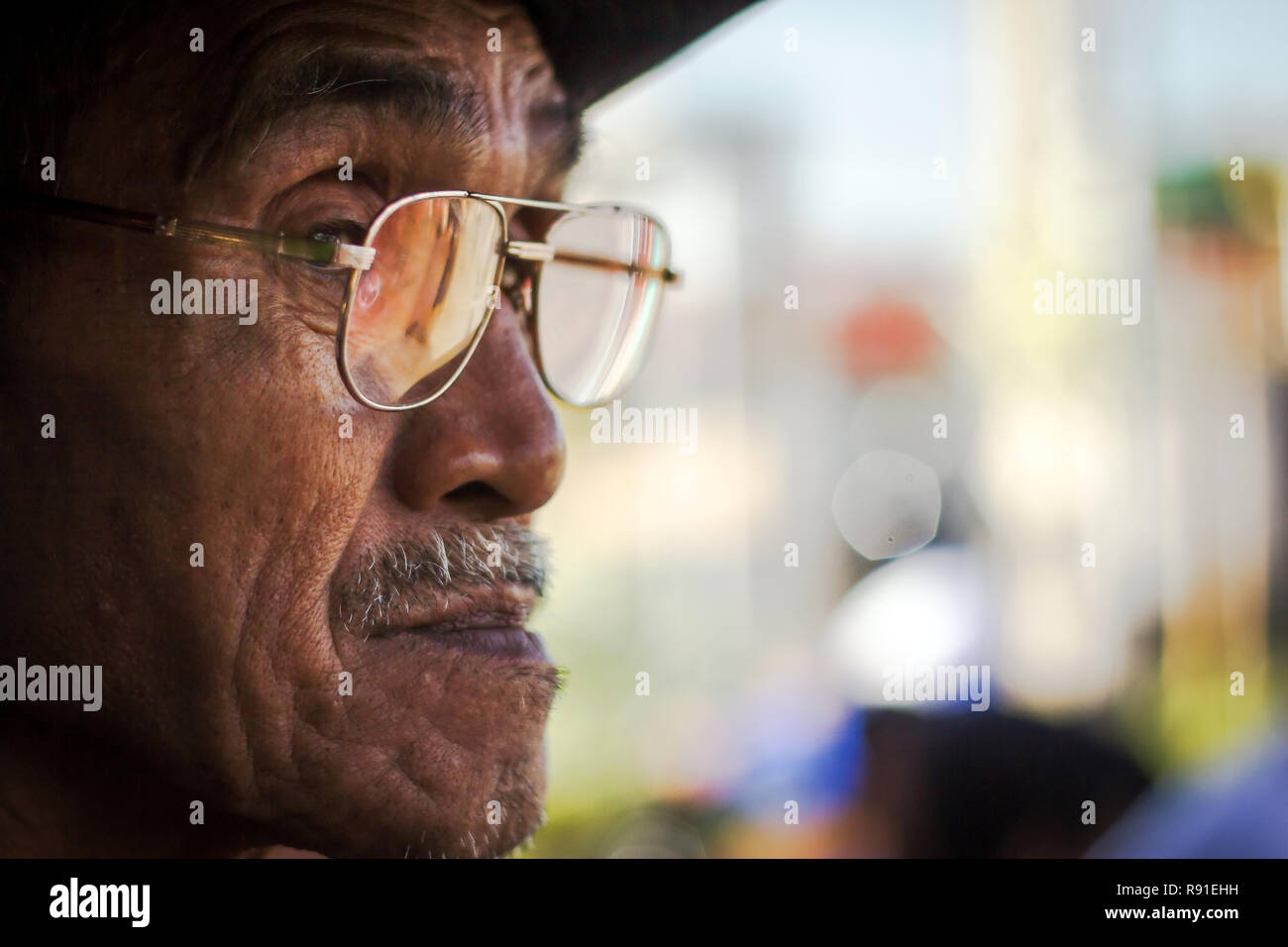 Alter Mann mit Brille Stockfoto