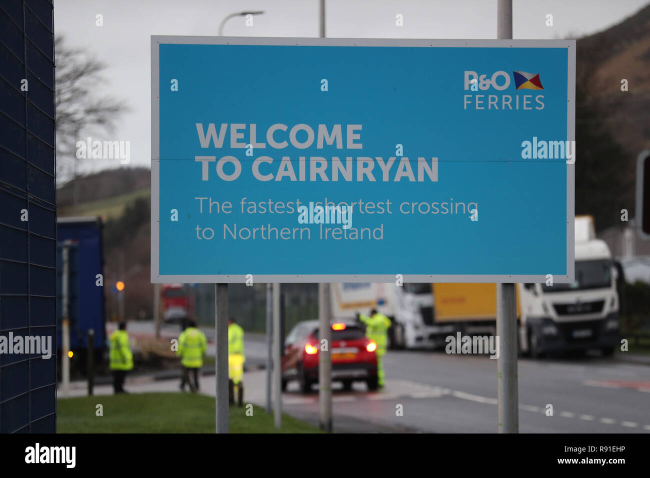 Ein Schild am Cairnryan Ferry Terminal, Wigtownshire, stürzte nach mehreren Lastkraftwagen an Bord des European Causeway, einer P&O Ferry, die von Larne in Nordirland aus reiste, um, als sie bei starken Winden gefangen wurde. Stockfoto