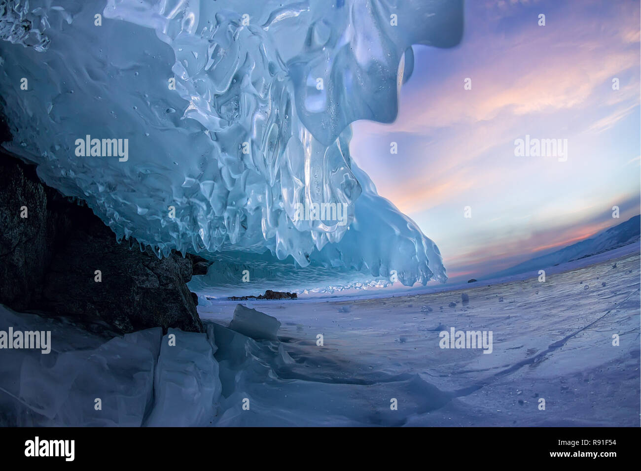 Landschaft der Eis Vordach auf dem Felsen der Insel Olchon Baikalsee im Winter Stockfoto
