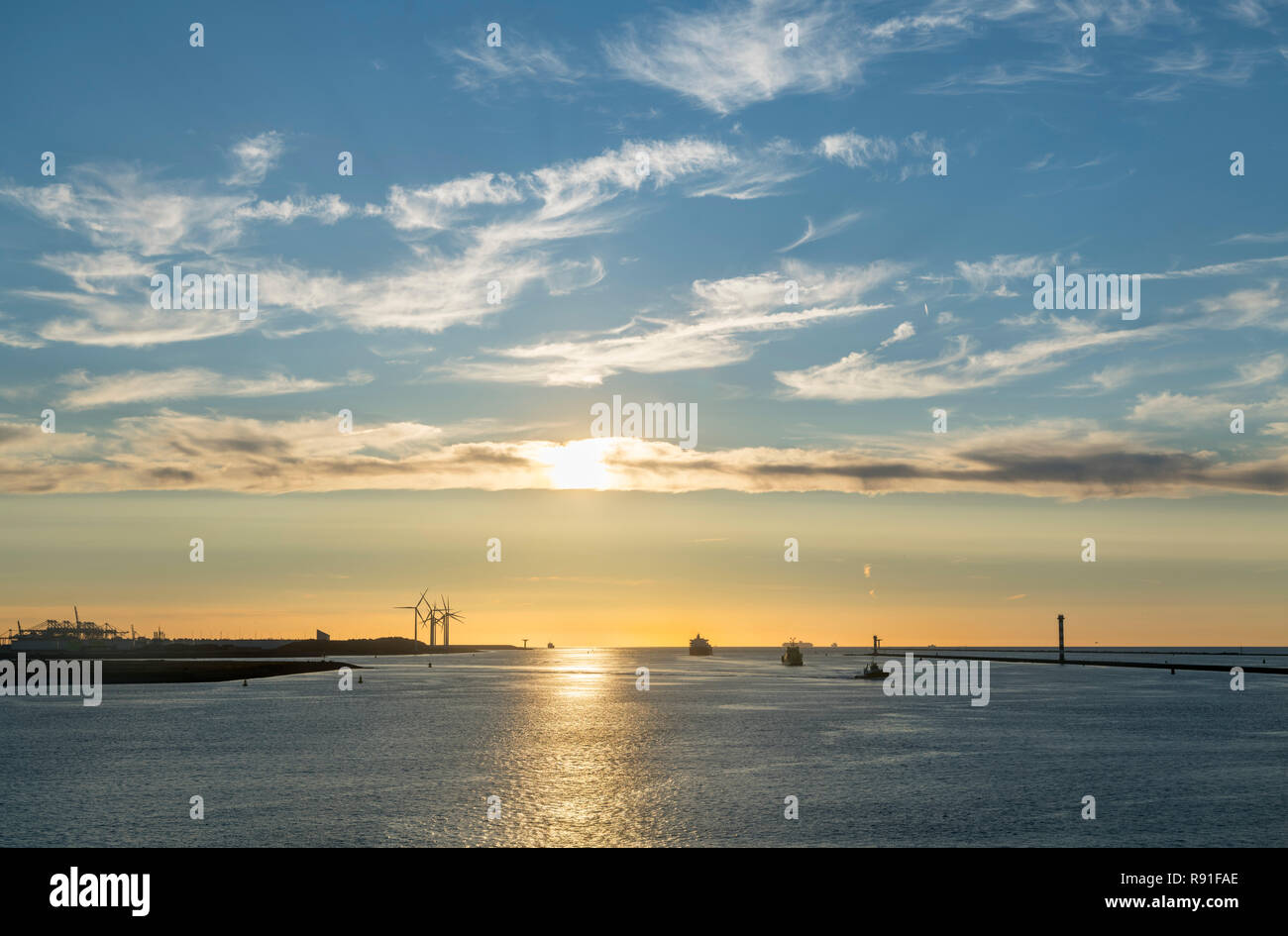 Sonnenuntergang von der Fähre aus dem Hafen von Rotterdam auf dem P&O North Sea Rotterdam nach Hull Route, Niederlande Stockfoto