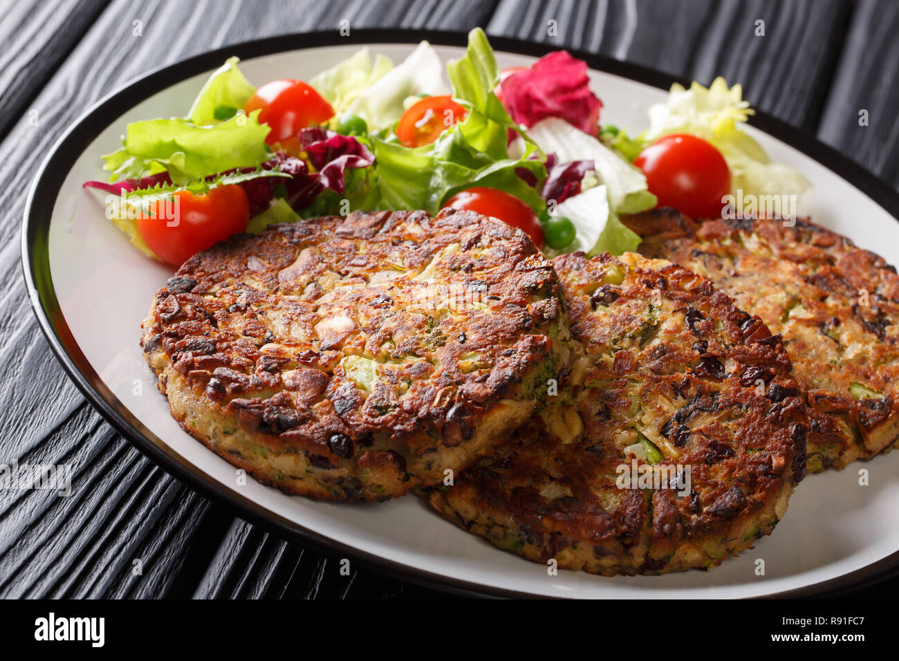 Hausgemachte vegetarische Pilz Gemüse patty mit frischem Salat auf einen Teller close-up auf dem Tisch. Horizontale Stockfoto