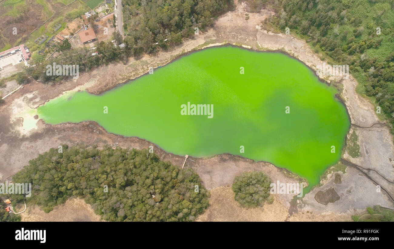 Vulkanische Schwefel See telaga Warna in dieng Plateau, java Indonesien. Berg tropische Landschaft See mit grünem Wasser unter den Bergen. dieser See ist ein Rückgrad touristischen Destinationen in Wonosobo Regency Stockfoto