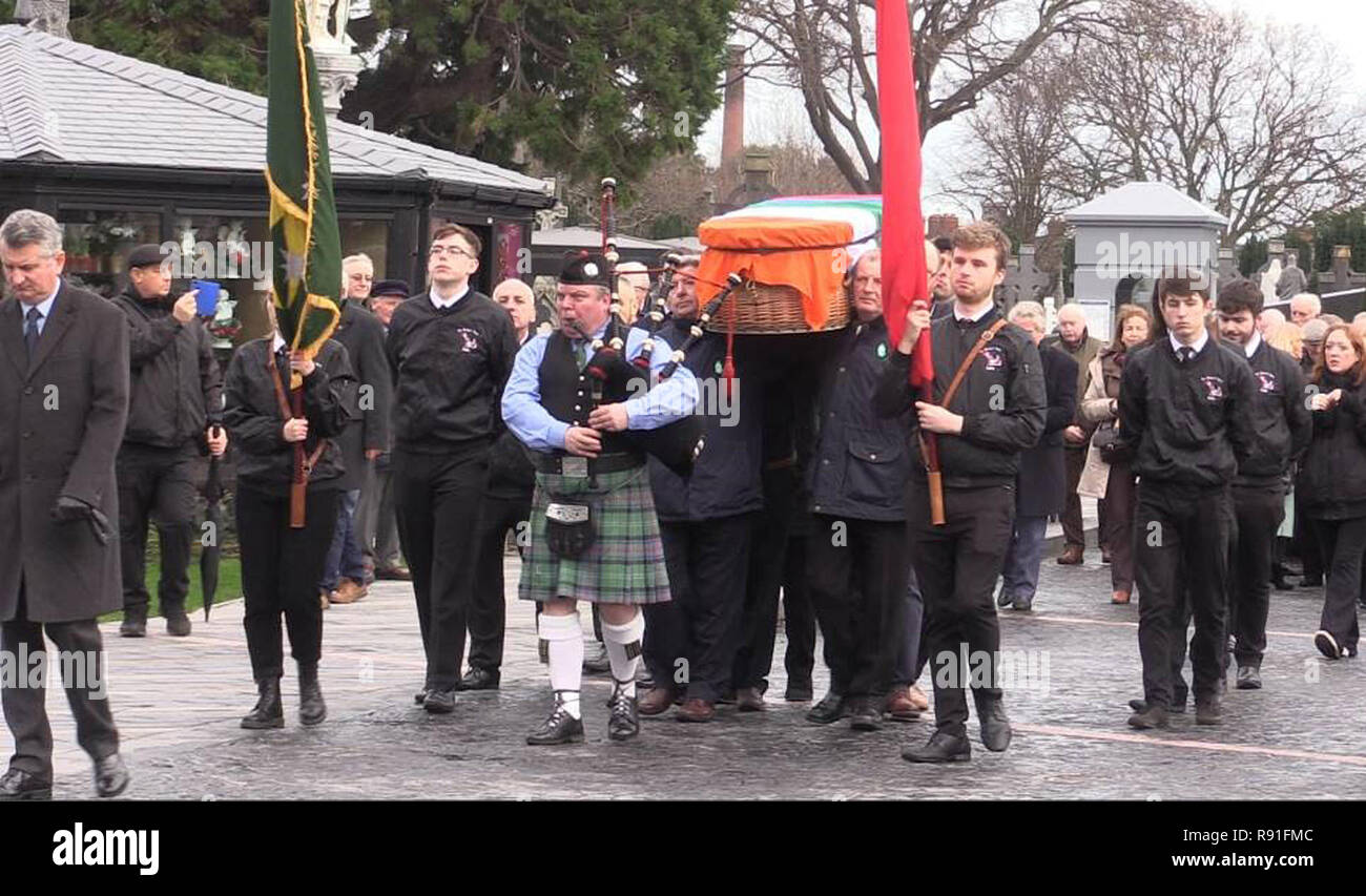 Beste Qualität der Sarg von ehemaligen Arbeiterpartei Präsident Sean Garland ist während seiner Trauerfeier im Krematorium Glasnevin Cemetery in Dublin durchgeführt. Stockfoto