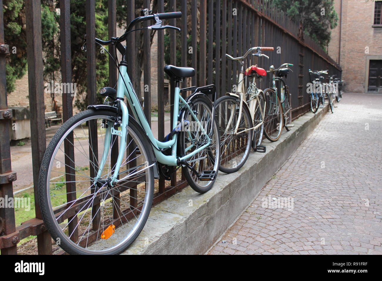 Fahrräder angekettet an Geländer in Bologna, Italien Stockfoto