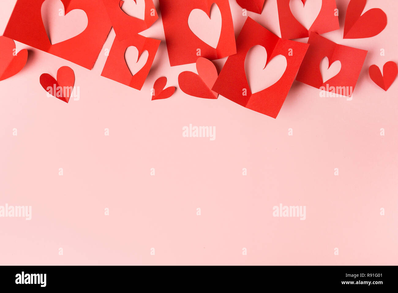 Schönen Valentines Tag Papier Herzen auf rosa Hintergrund. Blick von oben. Valentines Tag Konzept. Stockfoto