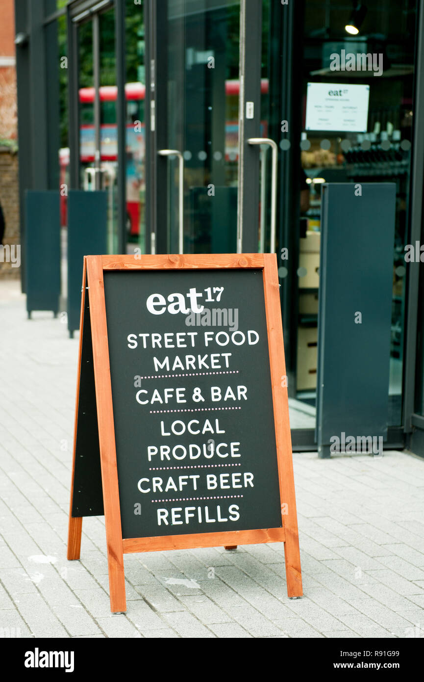 Außerhalb von Eat 17 Lebensmittelgeschäft in Hammersmith Stockfoto