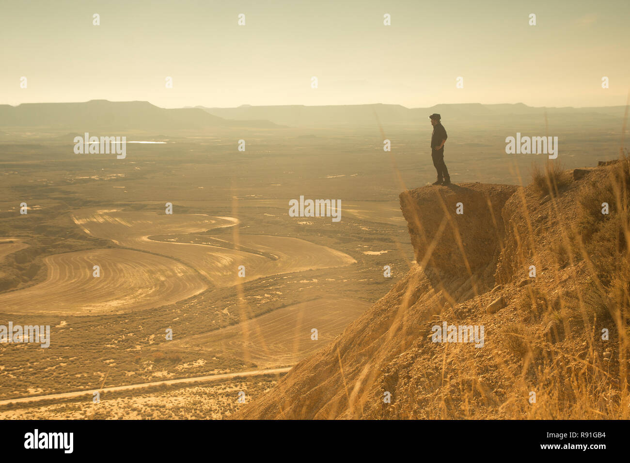 Hombre Mirando El Atardecer en Bardenas Reales, Navarra Stockfoto