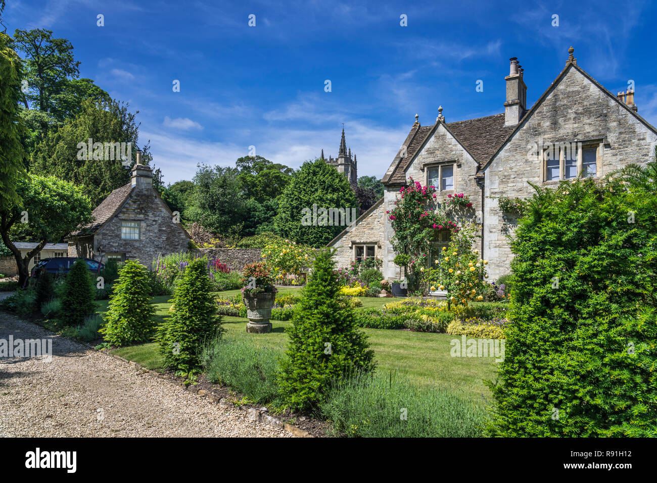 Eine Straße der steinernen Gebäude und Wohnungen im malerischen Dorf Castle Combe, Wiltshire, England, Europa. Stockfoto
