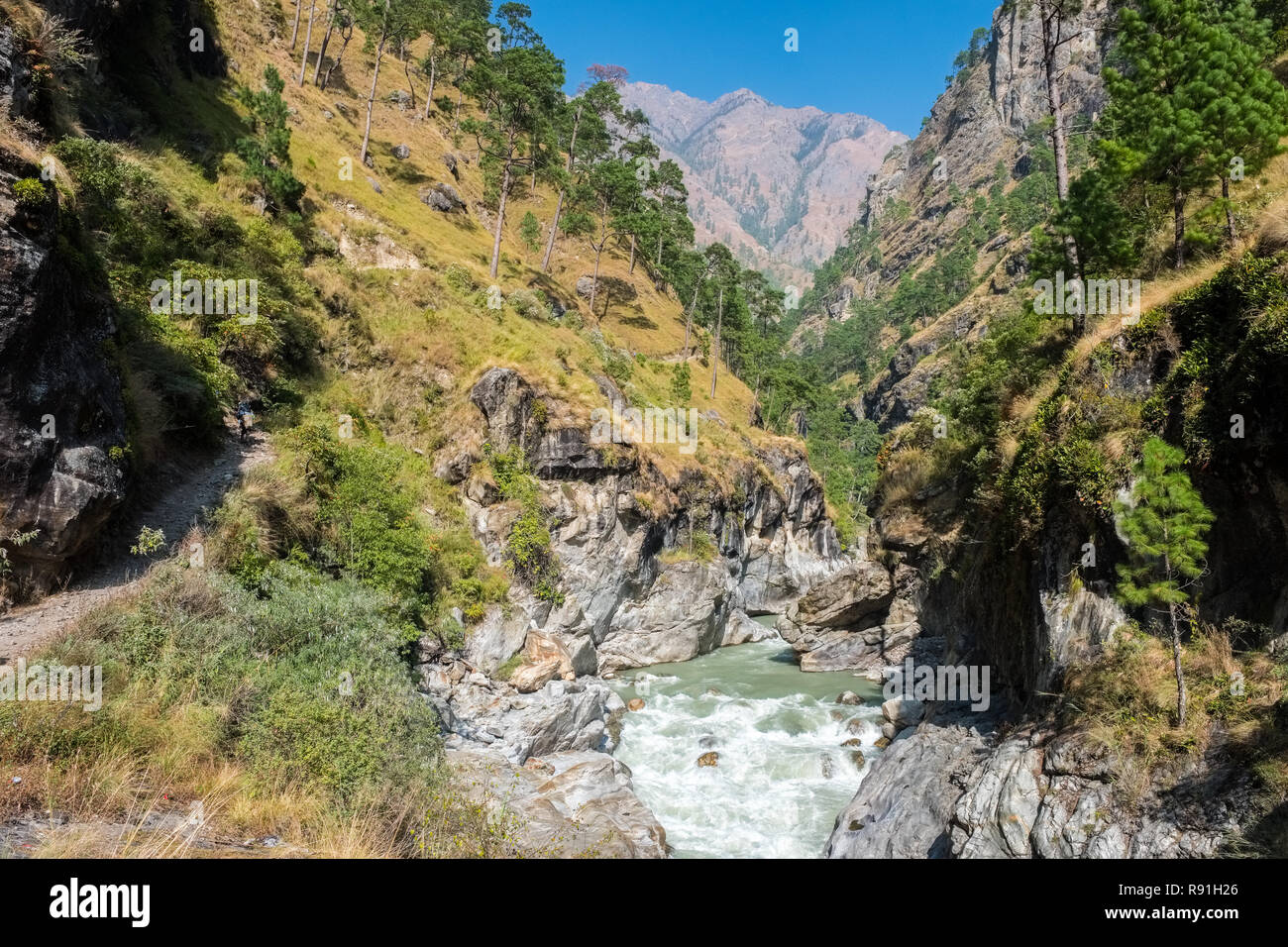 Trail im Flusstal des Budhi Gandaki, die auf den ersten Abschnitt der Manaslu Circuit Trek in Nepal Himalaya befolgt wird Stockfoto