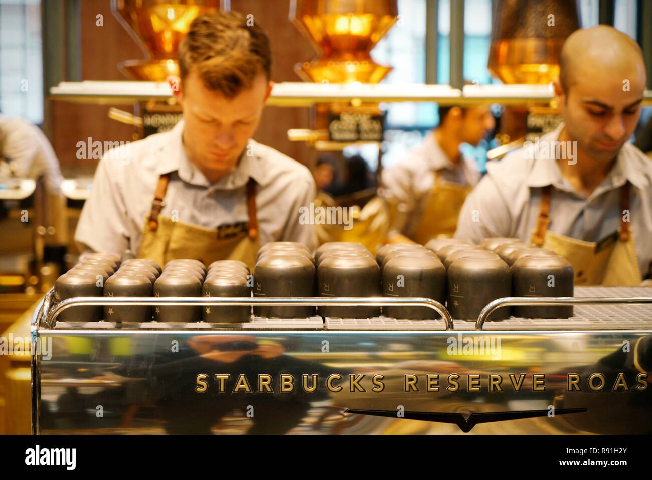 Mailand, Italien - Dezember 2018: Die Starbucks finden Rösterei und Verkostung Zimmer in Mailand Stockfoto