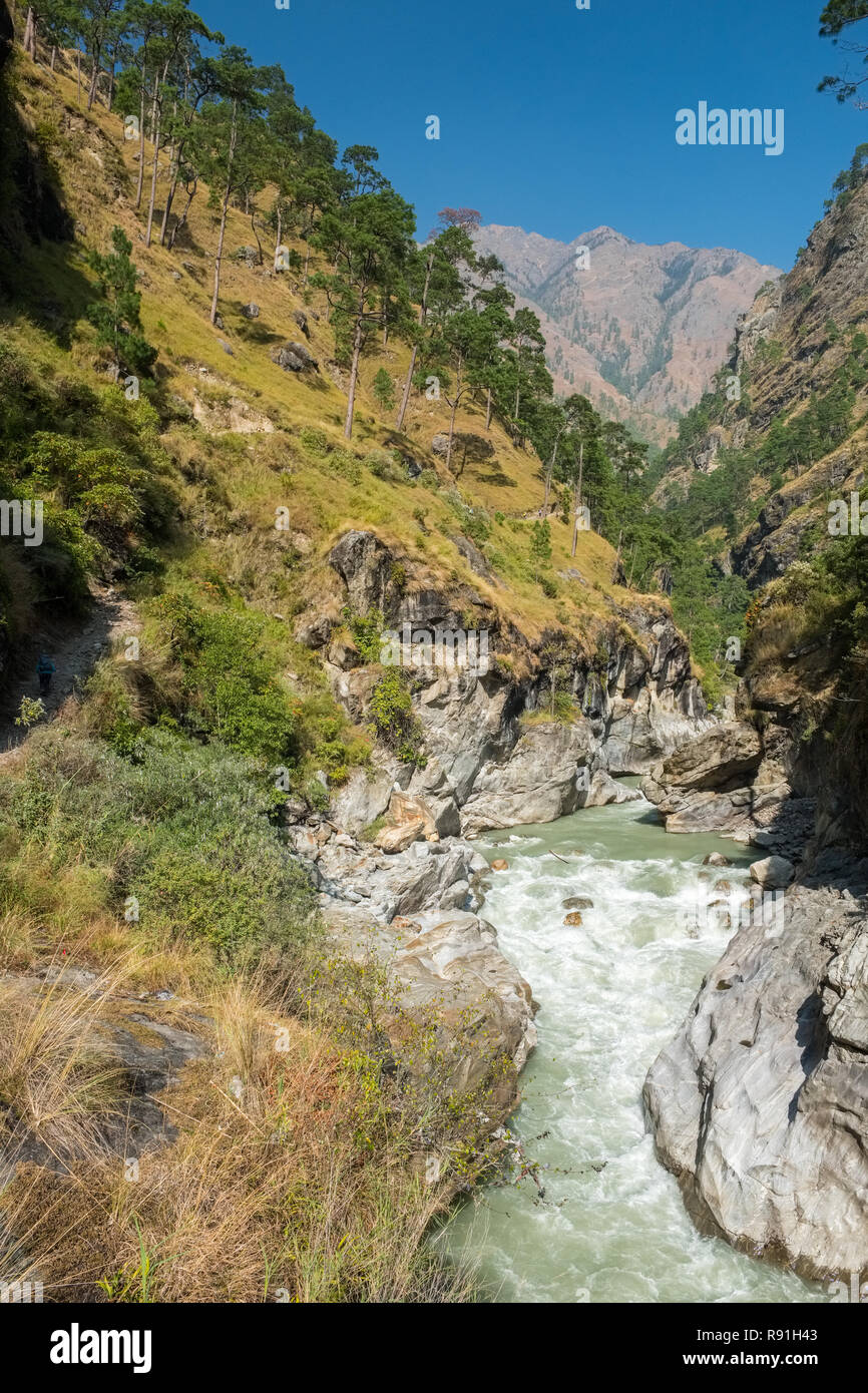 Das Flusstal des Budhi Gandaki ist auf den ersten Abschnitt der Manaslu Circuit Trek in Nepal Himalaya gefolgt Stockfoto