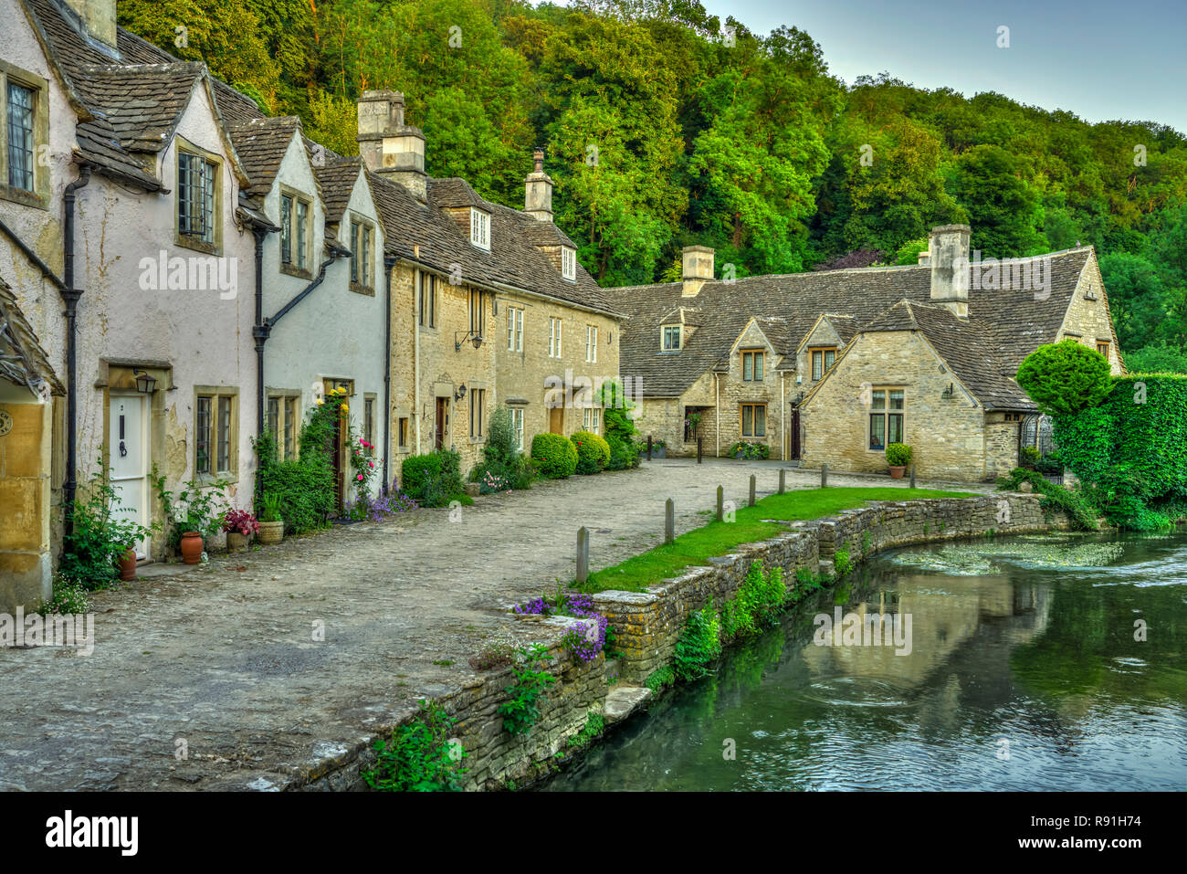 Eine Straße der steinernen Gebäude und Wohnungen im malerischen Dorf Castle Combe, Wiltshire, England, Europa. Stockfoto