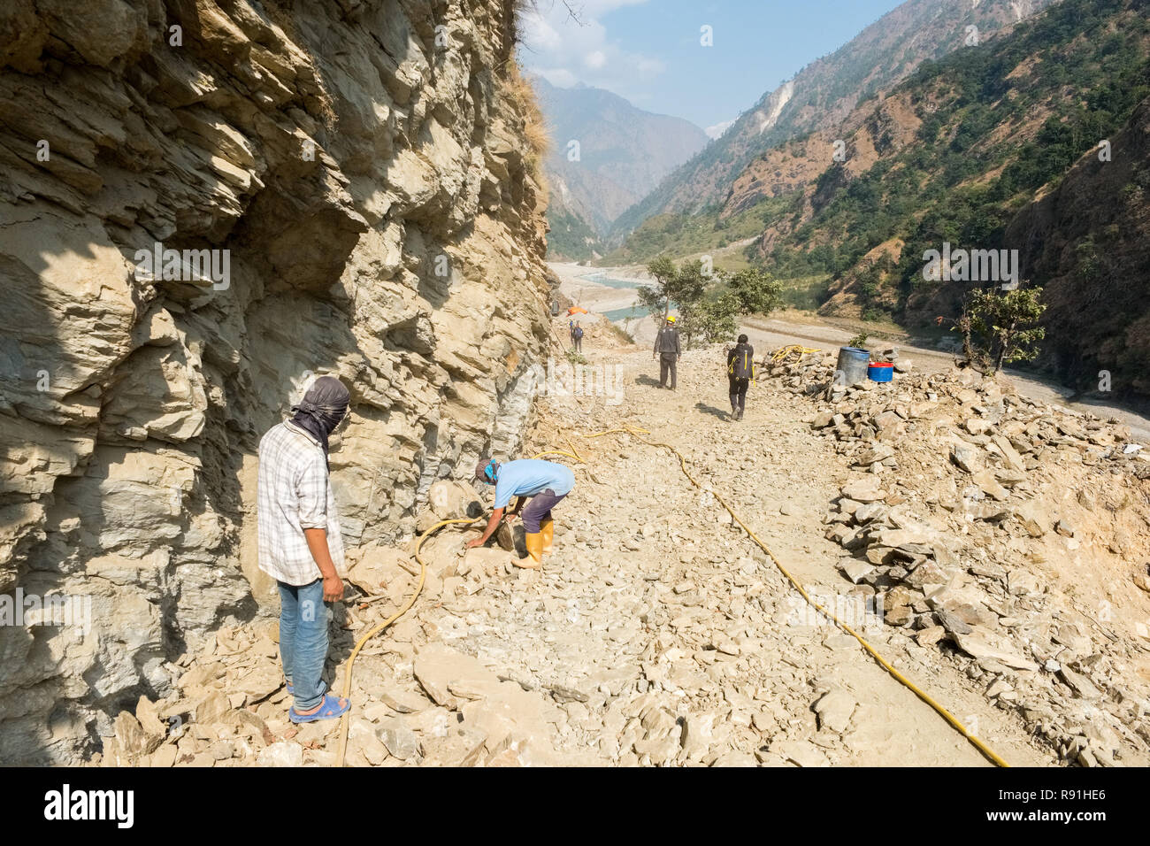 Trekker auf dem Manaslu Circuit Trek in Nepal zu Fuß durch einen Abschnitt der neuen Straße unter constructuion Stockfoto