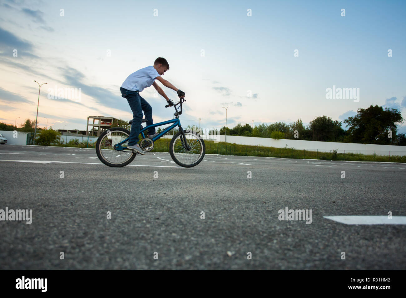 Fearless junge Tricks auf seinem Fahrrad Stockfoto