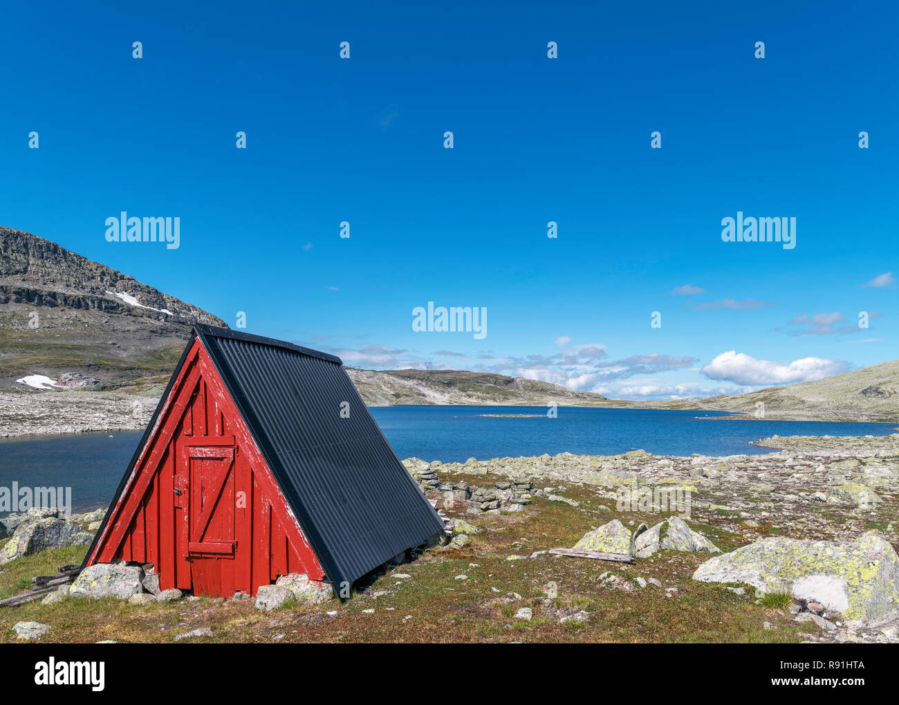 Remote Hütte von der Seite der großen Höhe Fylkesvei Aurlandsfjellet road (243) zwischen Aurland und Laerdalsøyri, Sogn og Fjordane, Norwegen Stockfoto