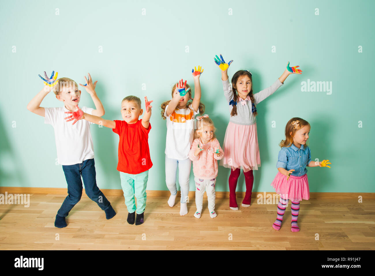 Fröhliche Kinder, die Spaß beim kreativen Workshop Stockfoto