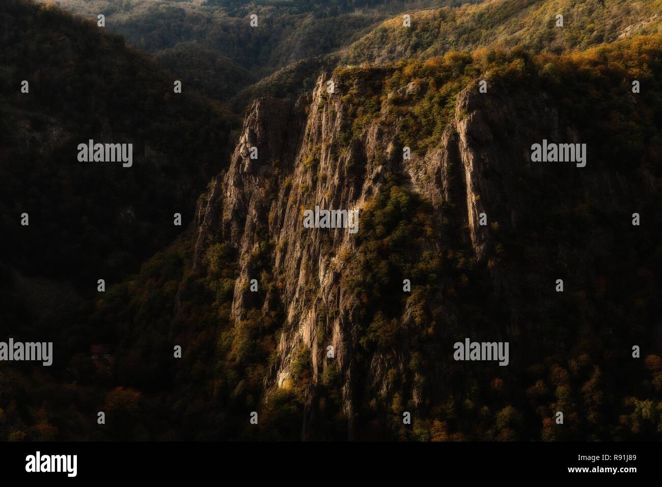 Geheimnisvolle Berg mit riesigen Felswand in einem Wald Wildnis im Bodetal Canyon. Stockfoto