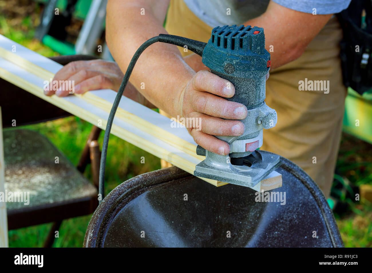 Verarbeitung Tischler mit elektronischen Kopfsprung Router der Holzbretter Handschneider close-up Stockfoto