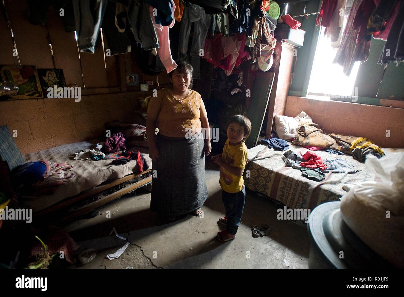 Maya eingeborene Familie in ihrem Zimmer in Panajachel, Solola, Guatemala. Stockfoto