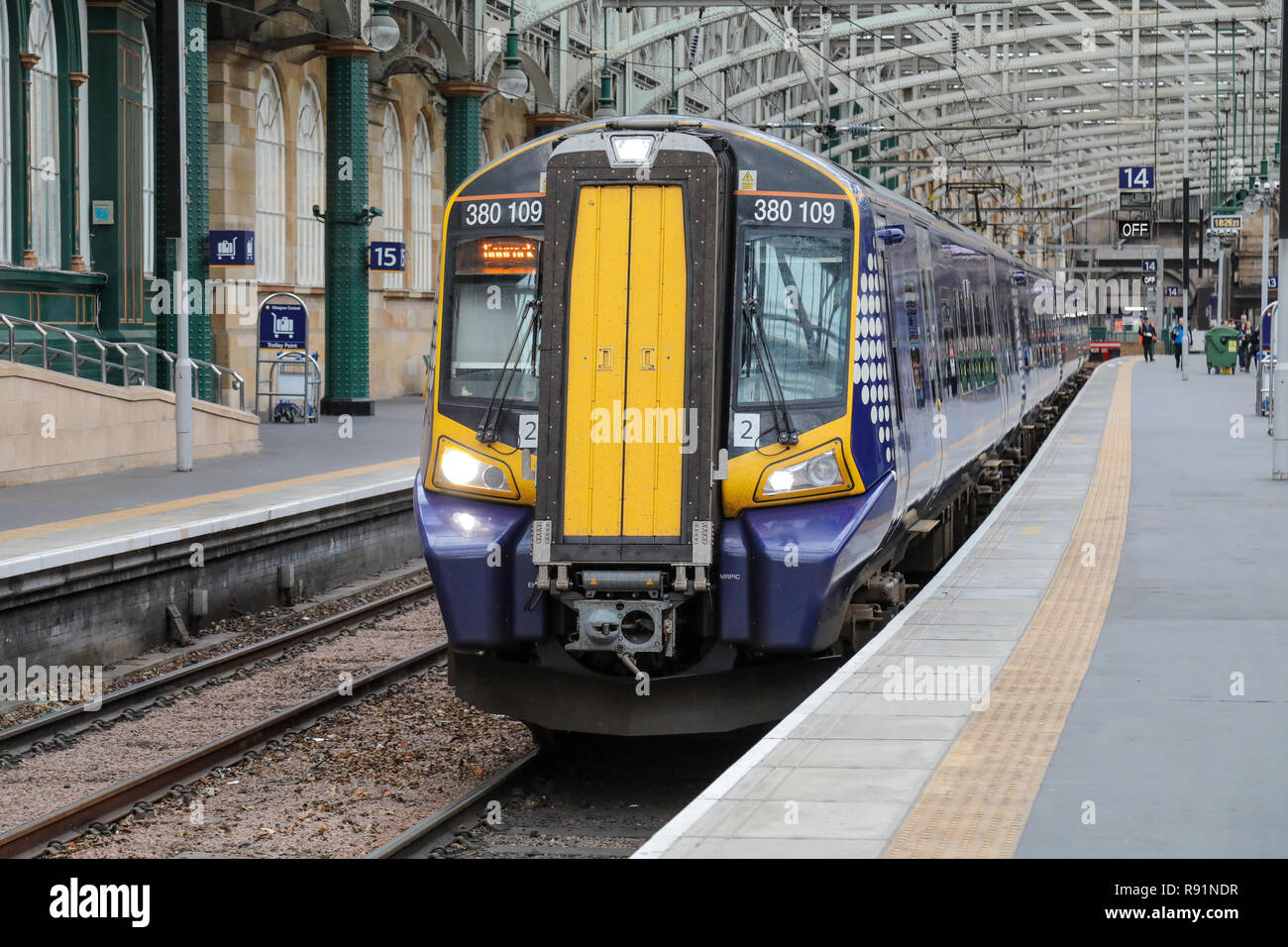 Ein scotrail Klasse 380 elektrische Zug Abfahrt an Gleis 14 der Glasgow Central Bahnhof. Stockfoto