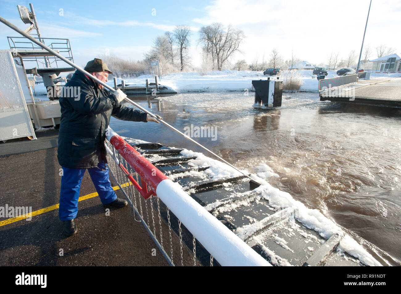 26.12.2010, Oldenbuettel, Schleswig-Holstein, Deutschland - Wegen des Eises auf dem Nord-Ostsee-Kanal geht es an der Kanalfaehre kaum noch voran. Decksman Stockfoto