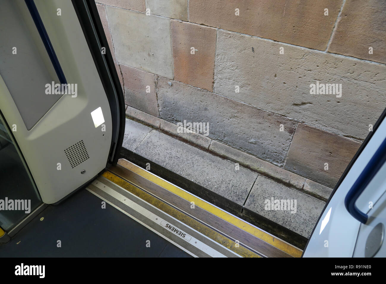 Zug Türen geöffnet in Glasgow Central mit dem Zug von der Plattform Stockfoto