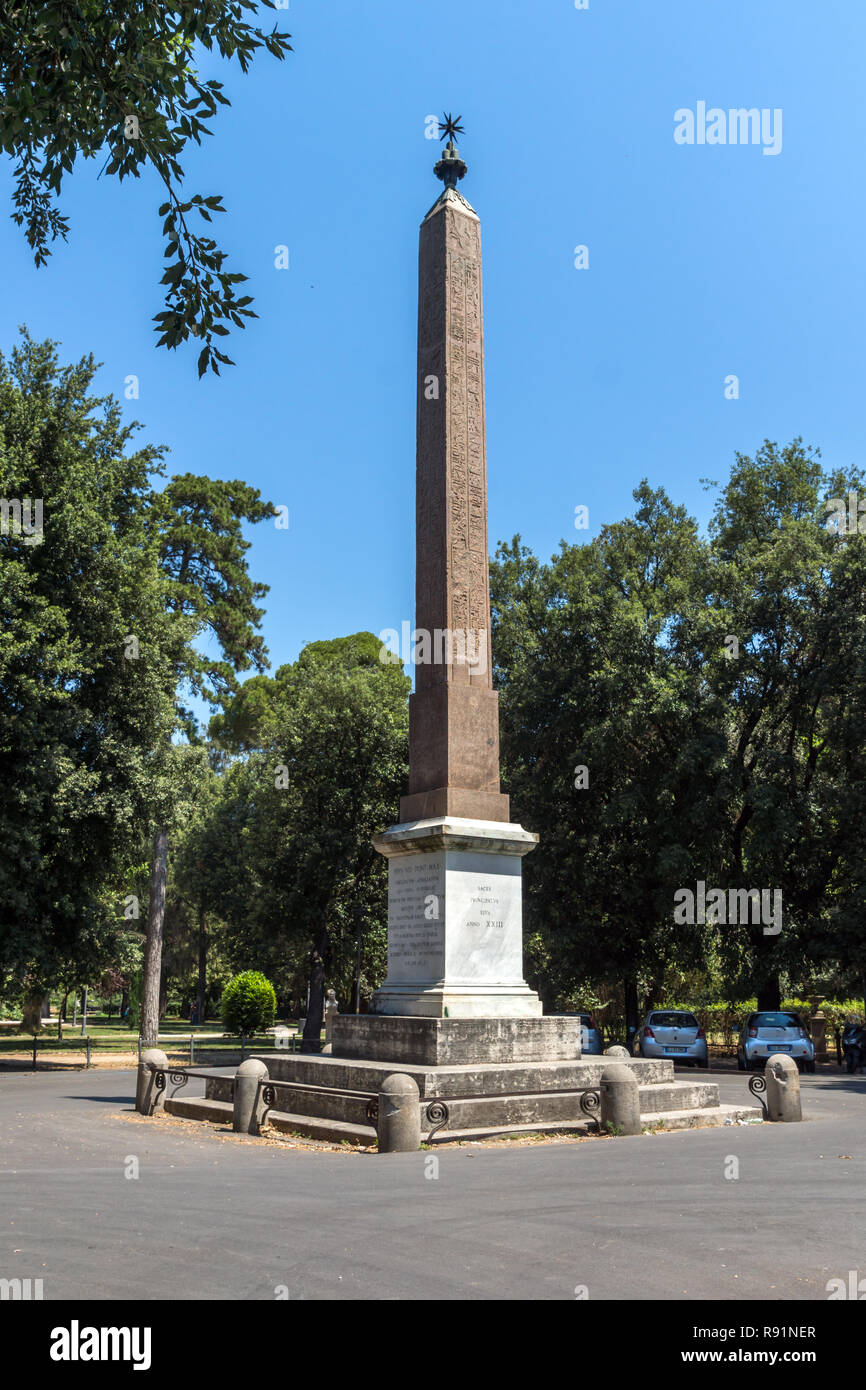 Rom, Italien, 22. JUNI 2017: Obelisk auf der Piazza Bukarest in der Stadt Rom, Italien Stockfoto