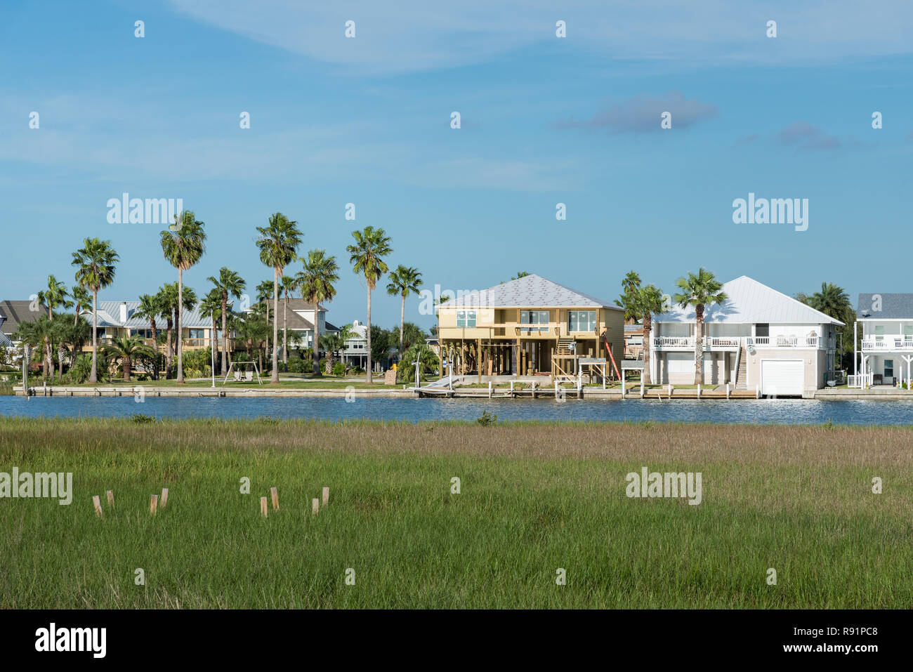 Wohnhäuser, die in ehrwürdige Feuchtgebiete an der oberen Golfküste eindringen. Aransas National Wildlife Refuge, Texas, USA. Stockfoto