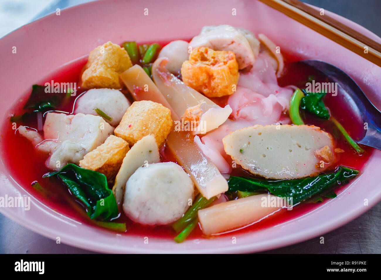 Yen Ta Fo, Nudeln mit Meeresfrüchten Suppe und roter Soße. Stockfoto