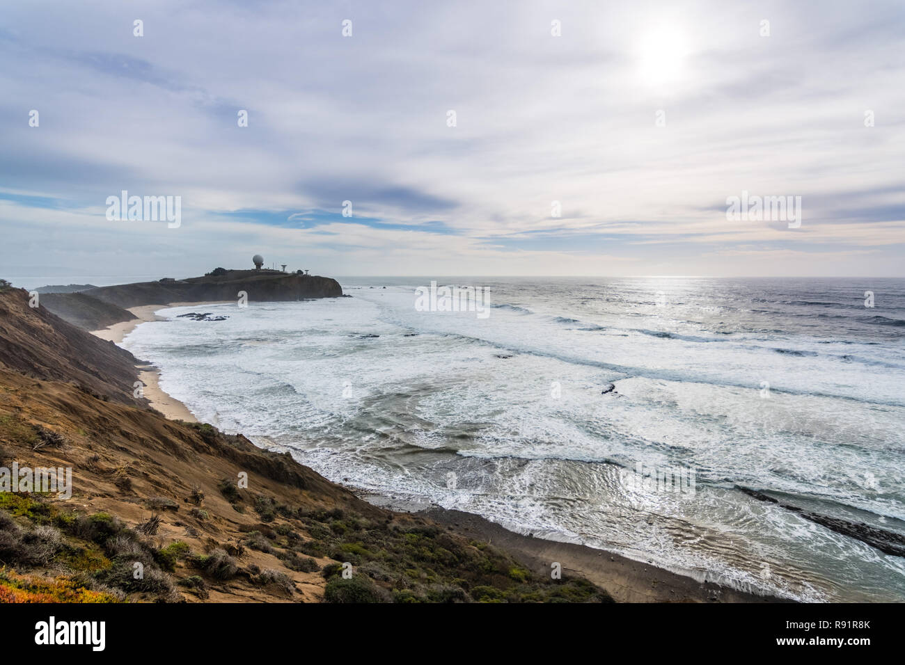 Pillar Point bluffs und Ross Bucht an einem trüben Wintertag, Pazifischer Ozean Küste, Kalifornien Stockfoto