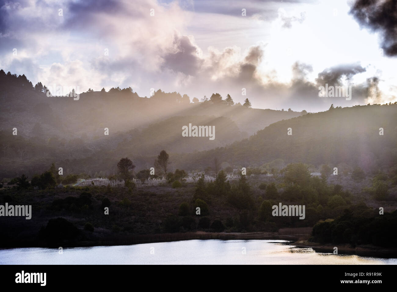 Lichtstrahlen erleuchten den Hügeln in der Nähe von Crystal Springs Reservoir, San Francisco Bay Area, Kalifornien Stockfoto