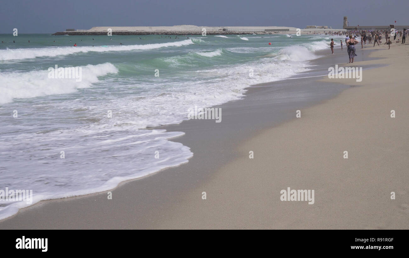 Schöne große Wellen im Meer der Persischen Golf auf dem öffentlichen Strand in Dubai Jumeirah öffnen Stockfoto