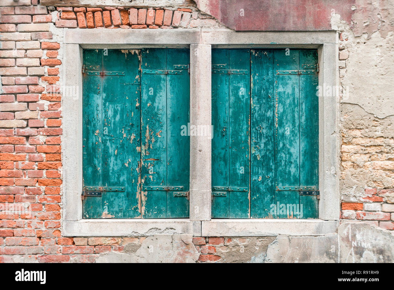 Alten Venedig verwitterten Fensterläden geschlossen Stockfoto