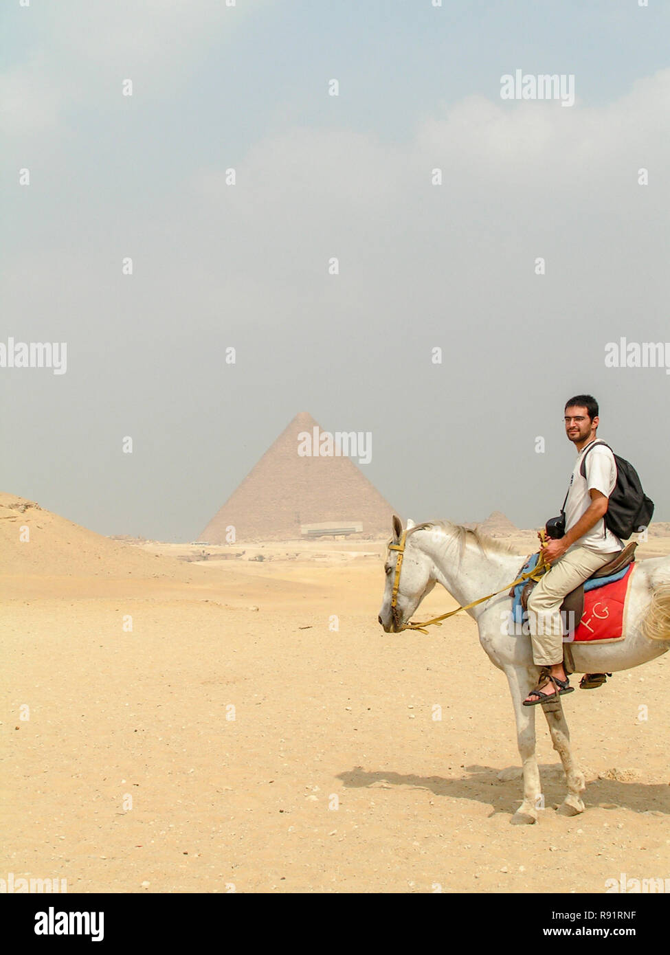Touristen Reiten in der Giza Plateau in der Nähe der Pyramiden von Ägypten, Gizeh, Ägypten. Model Release verfügbar Stockfoto