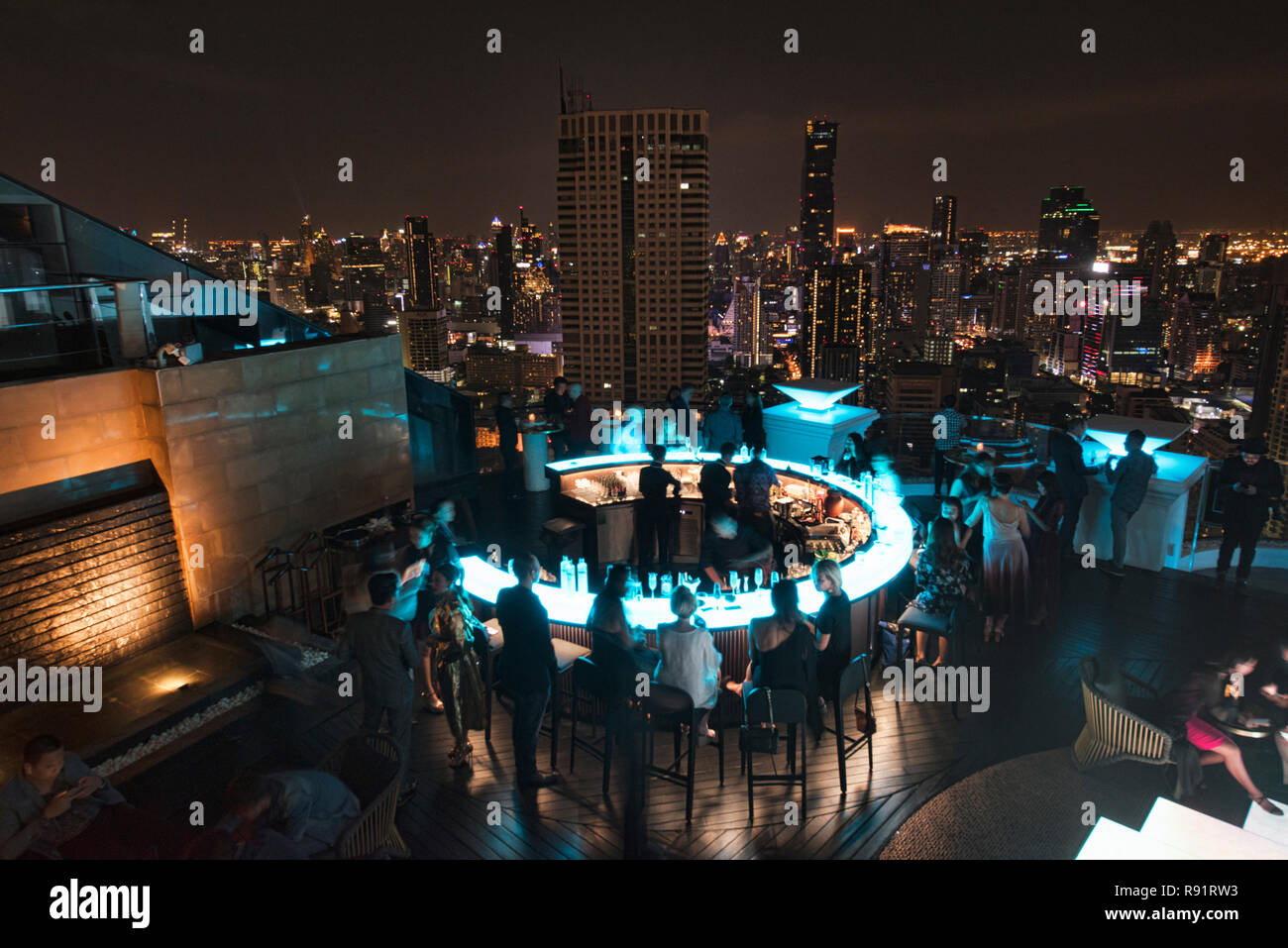 Mit Blick auf die Skyline von Bangkok Lebua Nr. 3 bar, Bangkok, Thailand Stockfoto