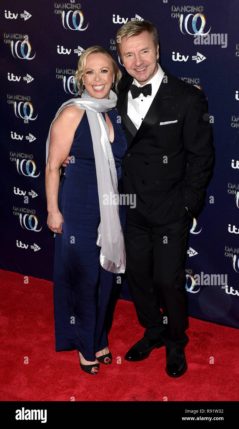 Foto muss Gutgeschrieben © Alpha Presse 079965 18/12/2018 Jane werden Torvill und Christopher Dean am Tanzen auf dem Eis 2019 Start Fotoshooting gehalten am Natural History Museum Ice Rink in London. Stockfoto