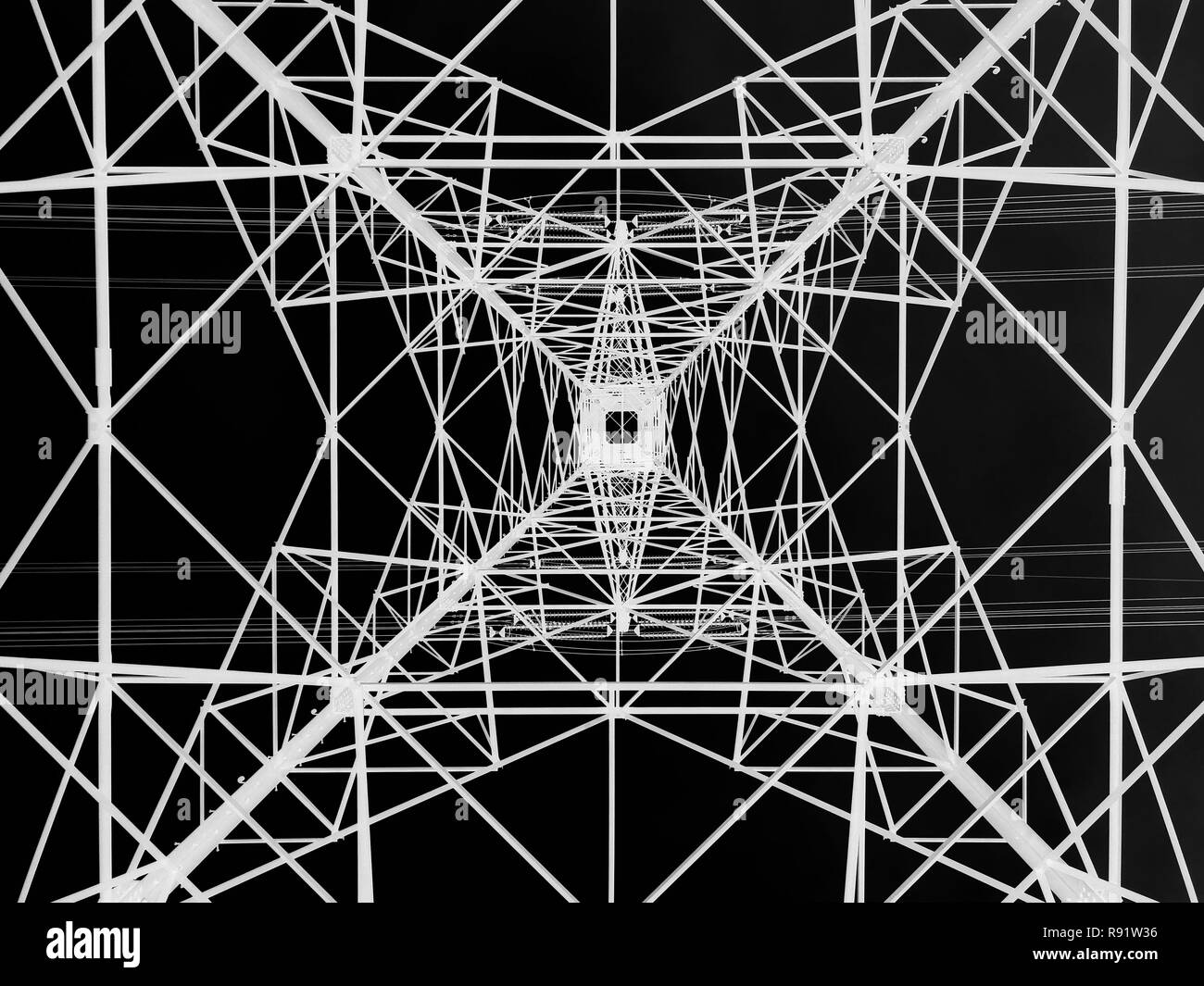 Power line Tower gesehen von oben. Geometrische Struktur. Energieübertragung Stockfoto