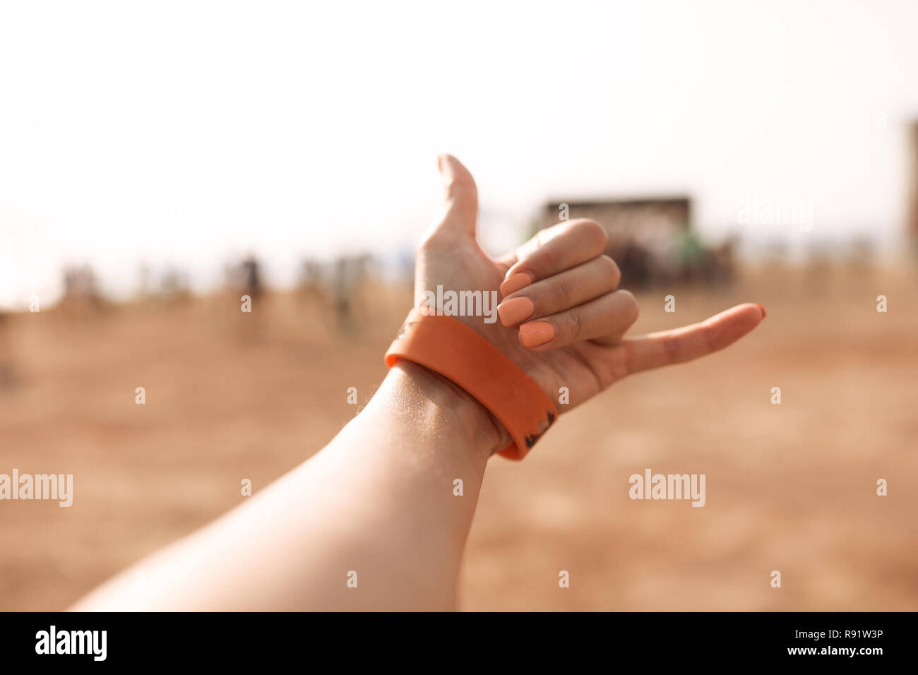 Im Bild des "Haka" Zeichen ist eine gemeinsame Begrüßung in die hawaiische Kultur, später auch in der Surfer Kultur verwendet. Woman's Hand am Strand Stockfoto
