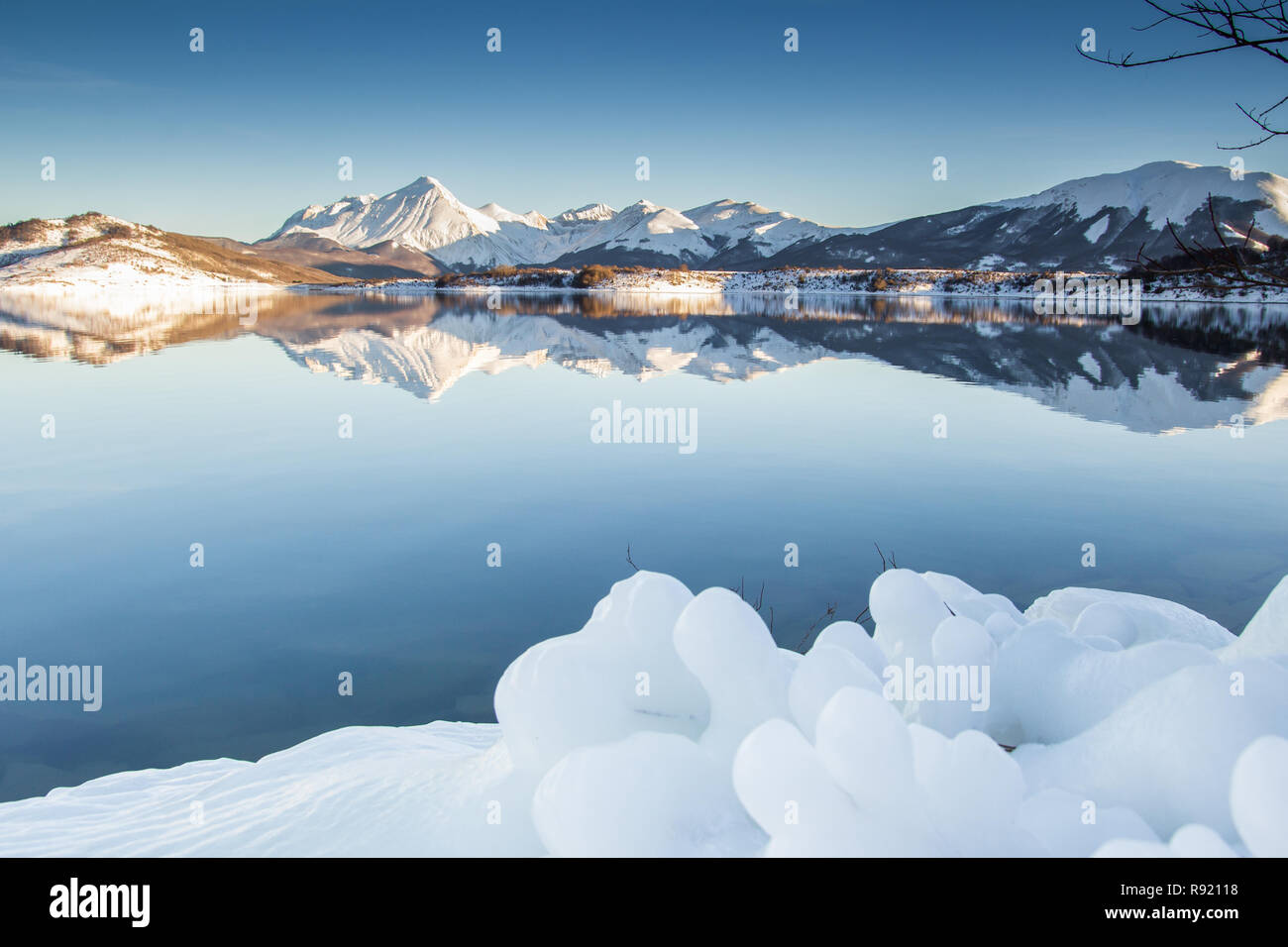 Winter Blick auf Campotosto See mit viel Schnee in der Januarsaison, Abruzzen Stockfoto