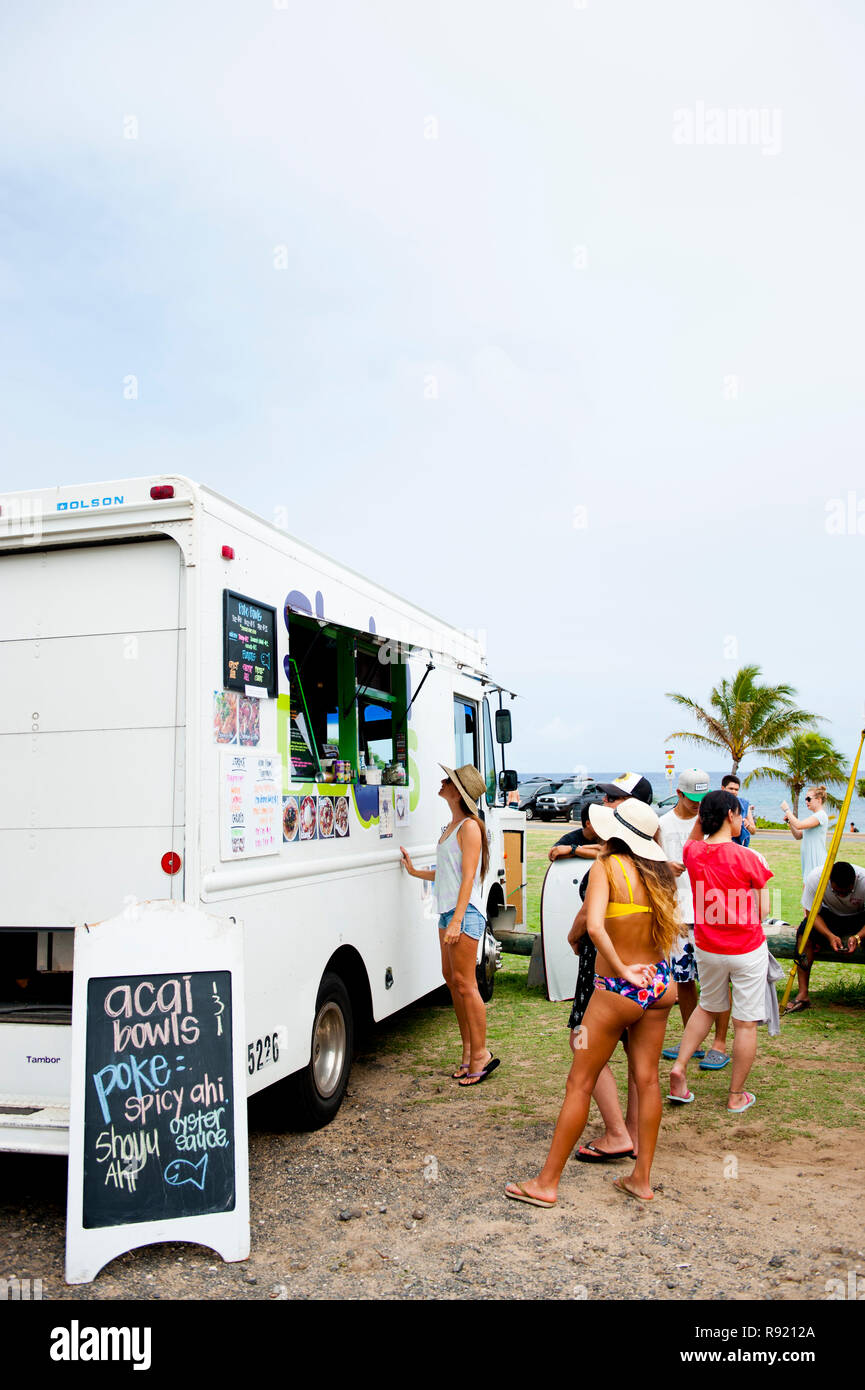 Frau essen Bestellen aus einem Lebensmittel Lkw, Hawaii Inseln, USA Stockfoto