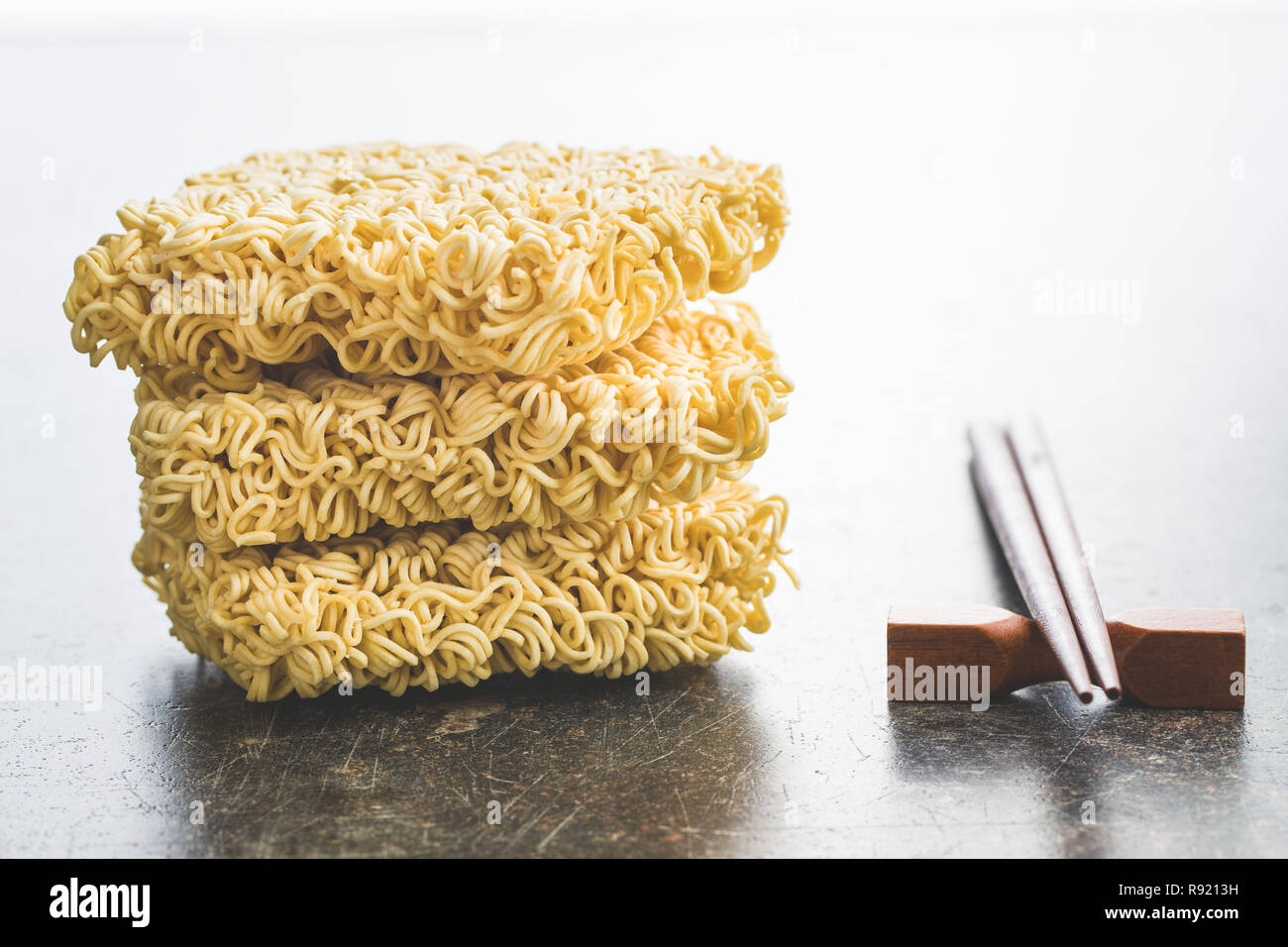 Ungekochte Nudeln und Essstäbchen. Stockfoto