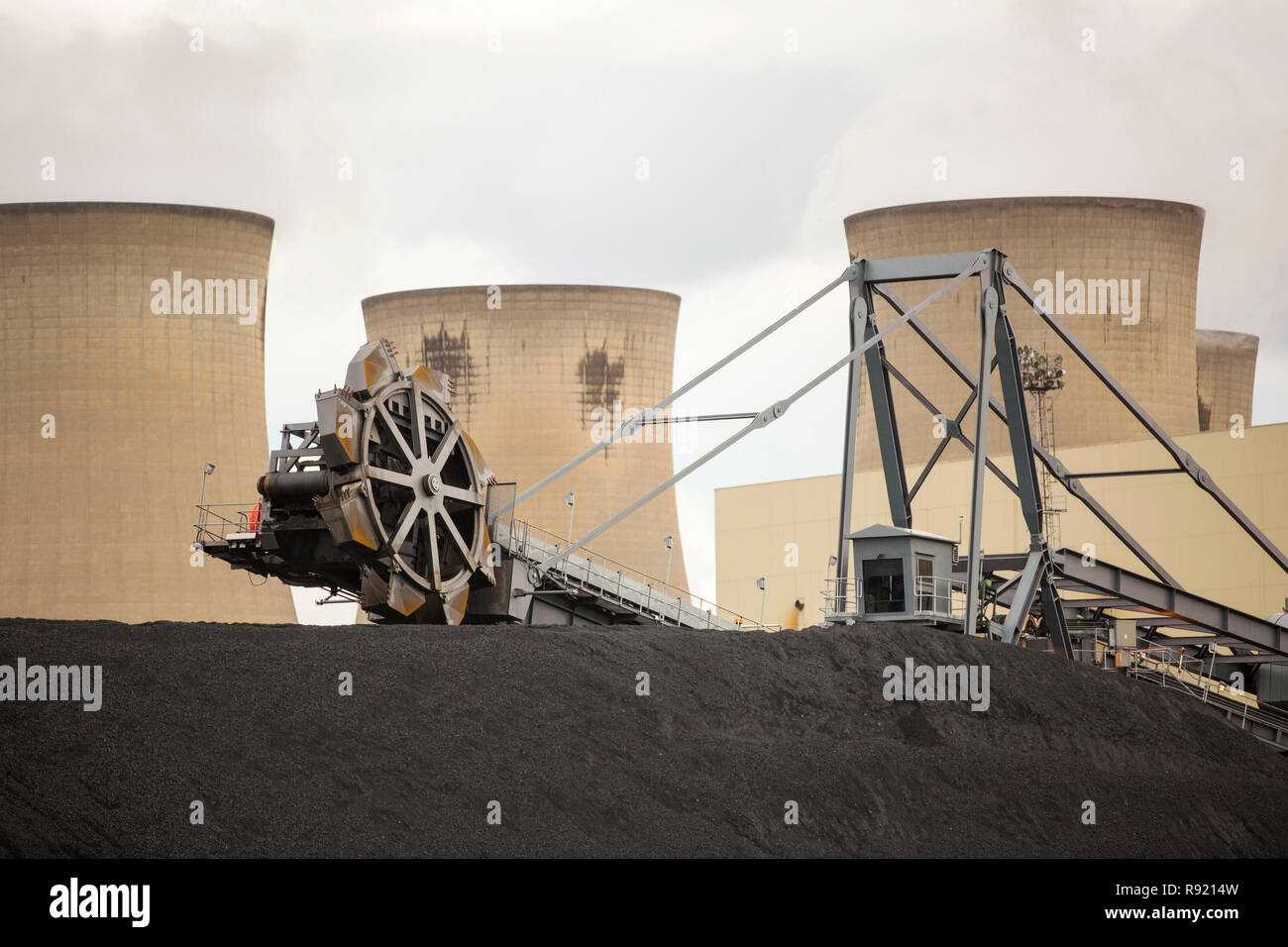 Kohle Schüttungen bei Drax power station in Yorkshire, UK, die der größte Emittent von C02 in Europa. Sie sind derzeit die Umwandlung der Power Station einen Anteil der Biokraftstoffe sowie brennen Kohle. Die meisten Holz ist aus den USA stammen, mit viel von ihm aus Urwald, nicht gerade ein umweltfreundliches bewegen. Stockfoto
