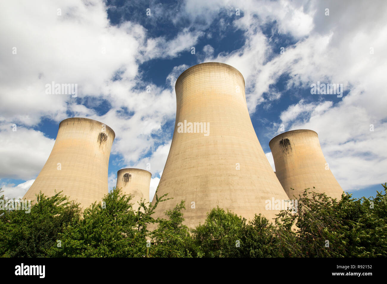 Kraftwerk Drax in Yorkshire, UK, ist der größte Emittent von C02 in Europa. Sie sind derzeit die Umwandlung der Power Station einen Anteil der Biokraftstoffe sowie brennen Kohle. Die meisten Holz ist aus den USA stammen, mit viel von ihm aus Urwald, nicht gerade ein umweltfreundliches bewegen. Stockfoto