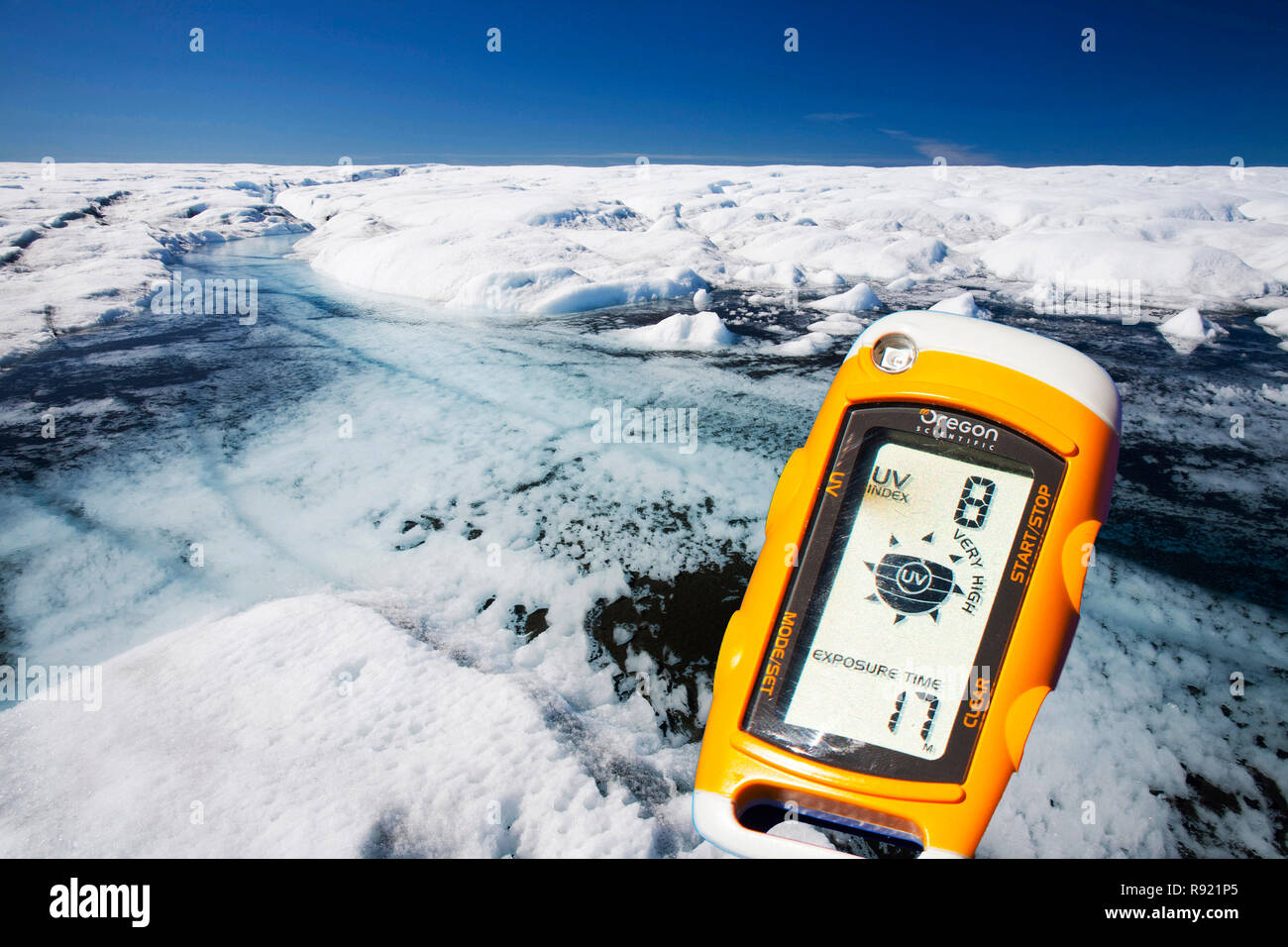 Schmelzwasser auf dem Grönländischen Eisschild in der Nähe von Camp Victor nördlich von Ilulissat. Der Grönländische Eisschild ist die größte Eisfläche außerhalb der Antarktis. Temperatues haben von neun Grad Fahrenheit in Grönland in den letzten 60 Jahren durch den Menschen verursachte Klimawandel gestiegen. Dies verursacht das Eis mit beispielloser Preise, ist zutiefst beunruhigend, als das Eis genug Wasser globalen Meeresspiegel um 9 Meter zu erhöhen enthält zu schmelzen. Stockfoto